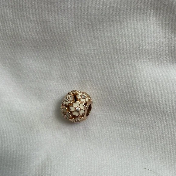 Retired Pandora Rose White Primrose Meadow Charm - Picture 3 of 3